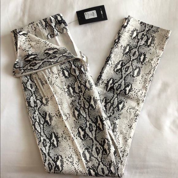Snake printed pants. Fashion nova. - Picture 7 of 7